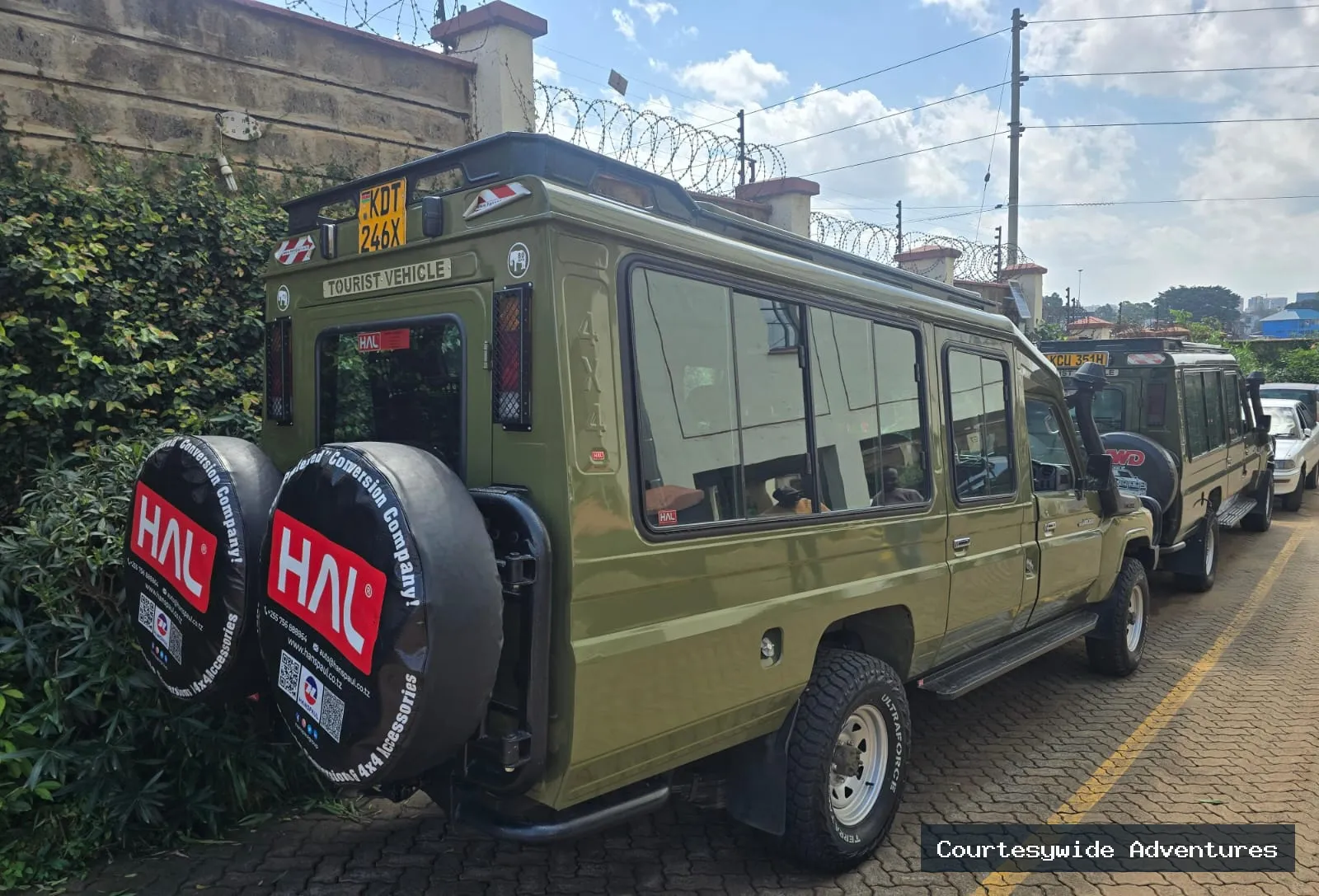 Toyota Land Cruiser Safari 4x4 with Pop Up Roof