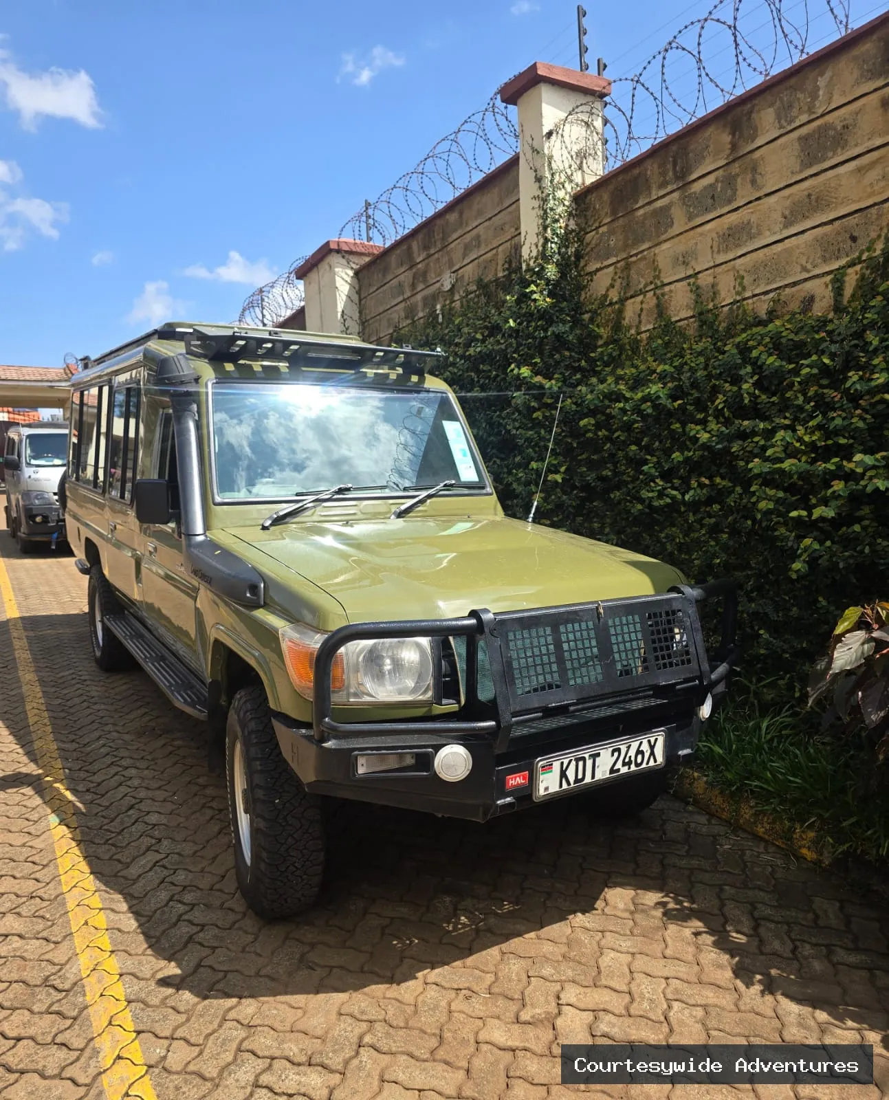 Toyota Land Cruiser Safari 4x4 with Pop Up Roof